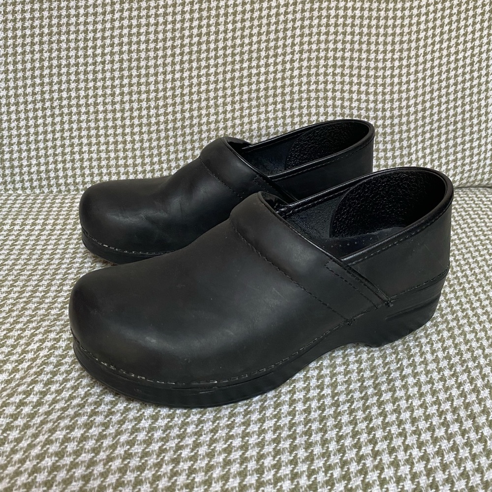 Dansko size 40 matte black clogs